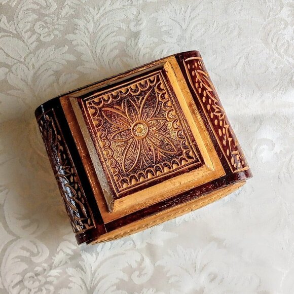 Hand-Carved Two-Tone Rolled Edge Wood Box - Picture 3 of 7